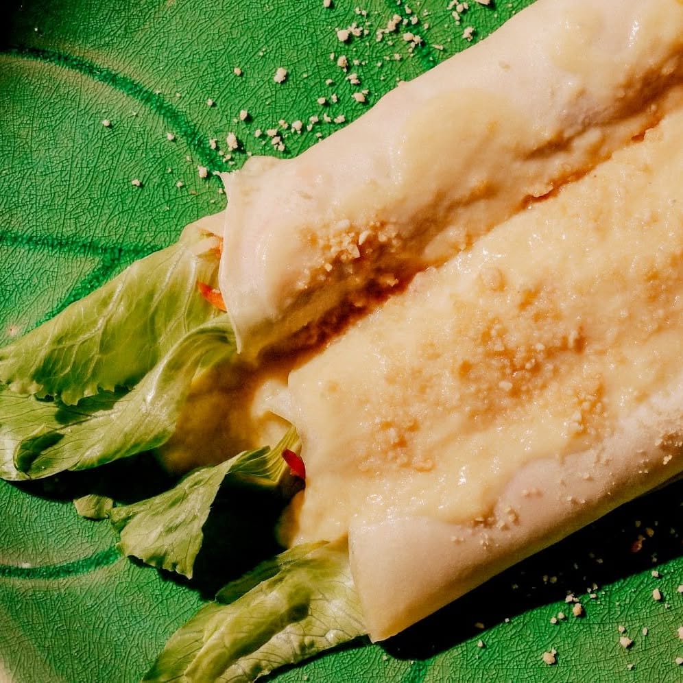 A fresh roll served on banana leaf with crushed peanuts
